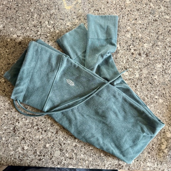 FP Movement l Go To Leggings l Size: Medium/Large - Picture 4 of 16